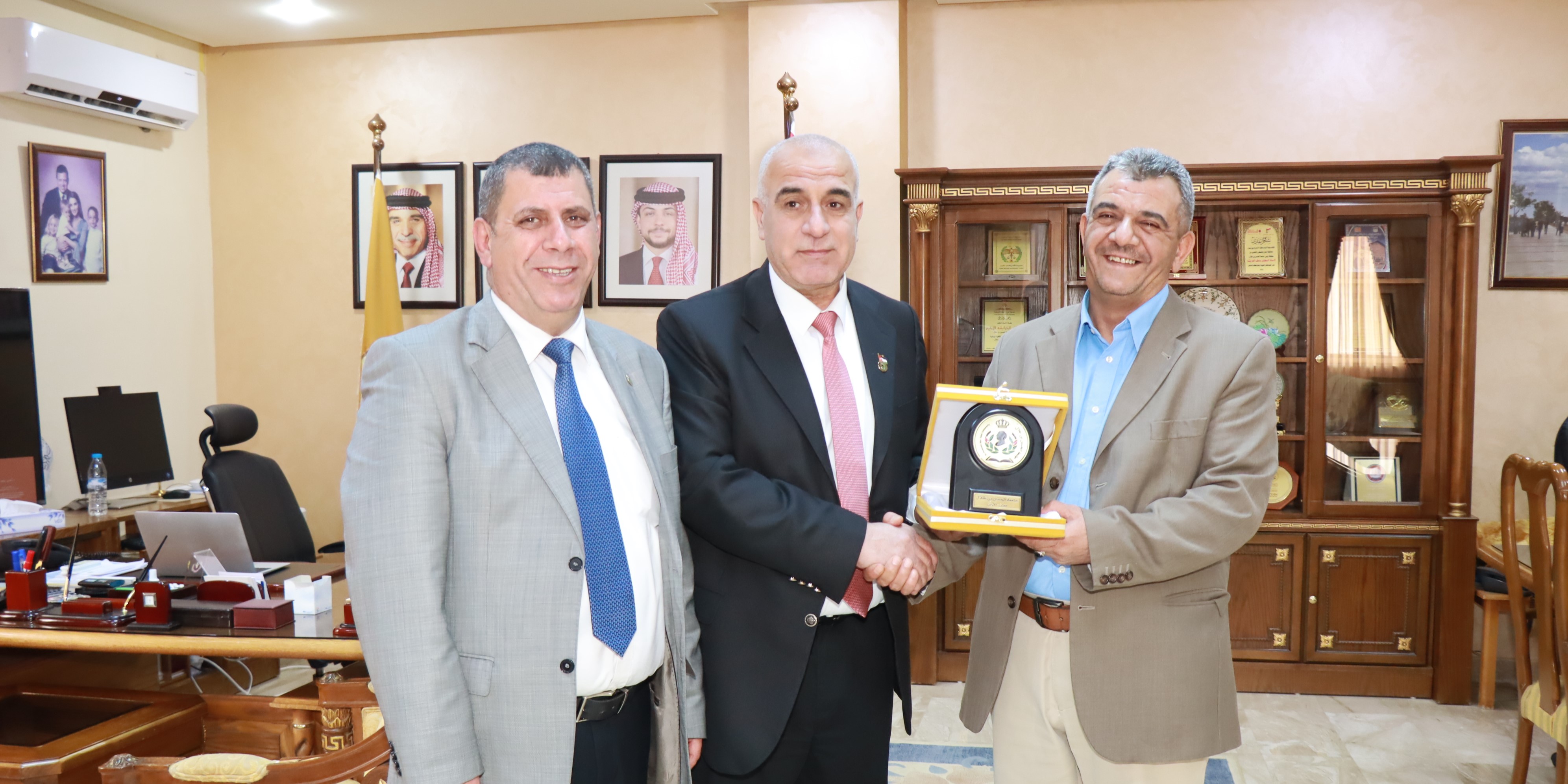  رئيس جامعة الحسين بن طلال يكرّم الدكتور أديب السلامين لجهوده في توثيق التراث الشفوي لوادي موسى
